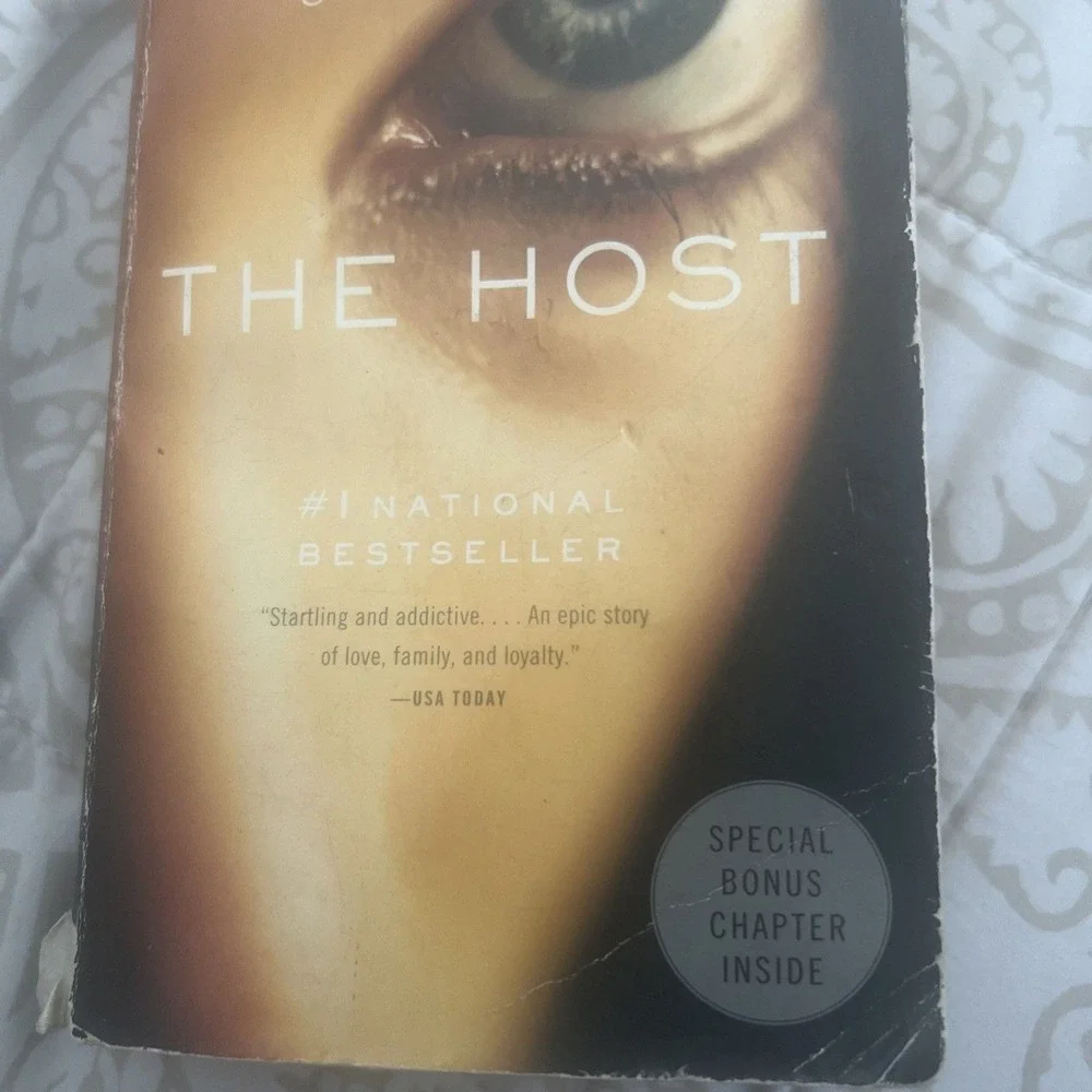 The Host: A Novel - paperback, Stephenie Meyer, 9780316043045 - Picture 4 of 6